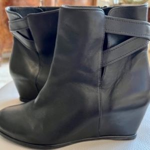 Basic Stuart Weitzman Black Leather Wedge